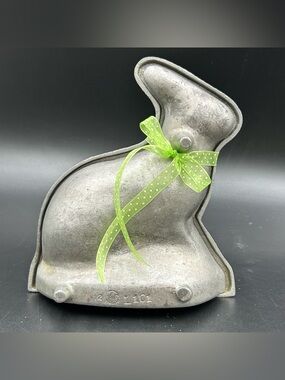 Vintage Cast Aluminum Bunny Rabbit Mold Cake Pan 12 AC Easter Bake Decor